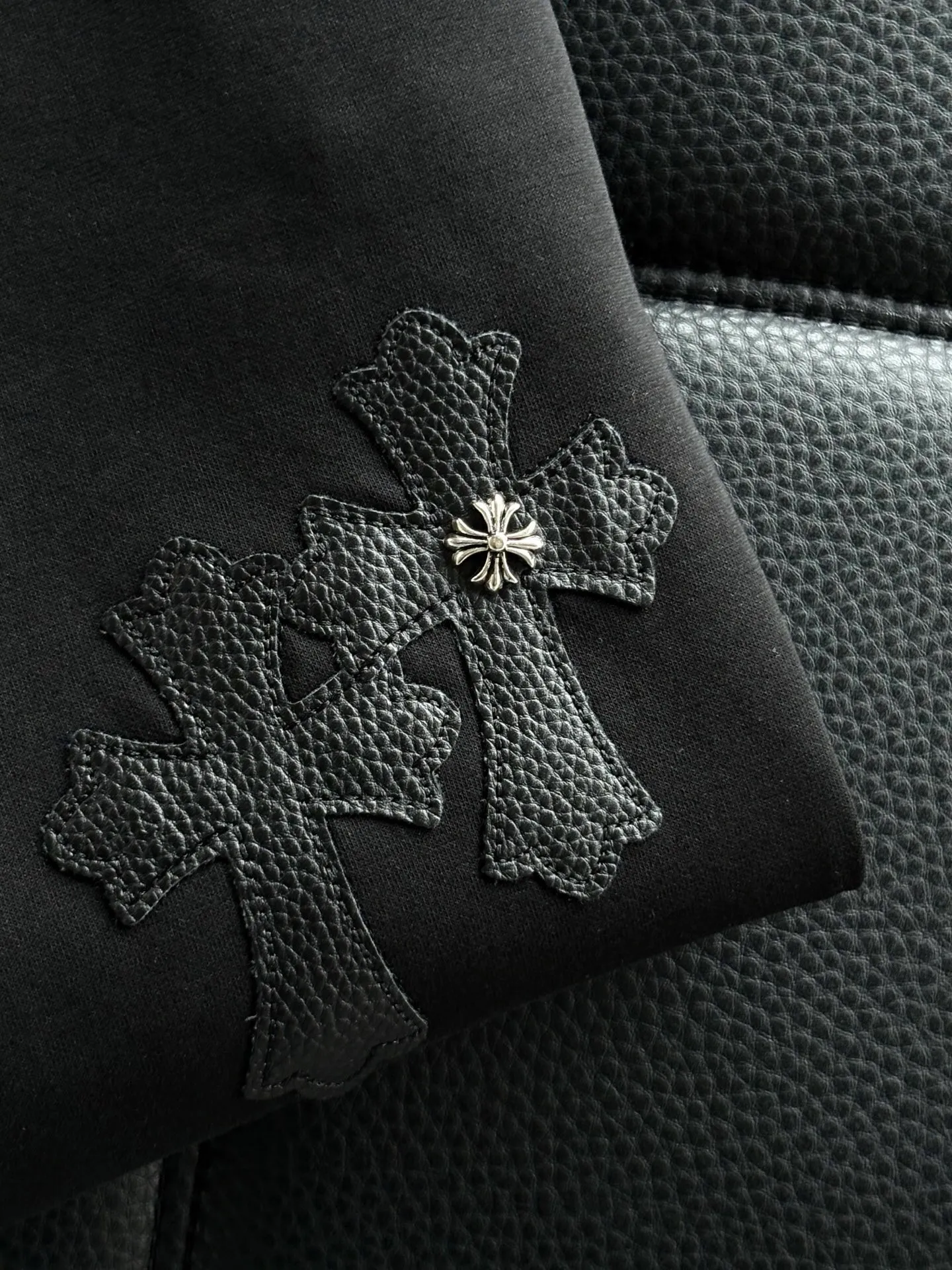 P406 💰Chrome Hearte CH SS new cross horseshoe Chrome Heart Sanskrit three-dimensional patch shows craftsmanship. Double-sided cotton double yarn jersey fabric, custom dyed in the same vat with special bold 32-count double-ply 1X1 thread. .Light luxury, a must-have item for daily commuting for men and women.  Color: Black White Size: M~3x Style No.: 3588